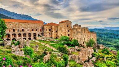 griekenland_peloponnesos_mystras_despotenpaleis_unesco_bergen_bomen_ruines_bewolkt_shutterstock