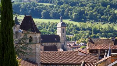 frankrijk_lot_figeac_kerk_heuvel_weide_daken_shutterstock_1020163279