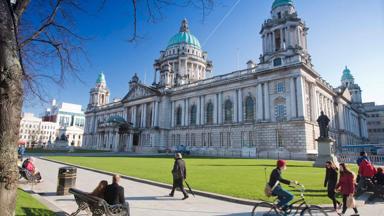 noord_ierland_belfast-county-borough_belfast_city-hall_mensen_toerisme_ireland