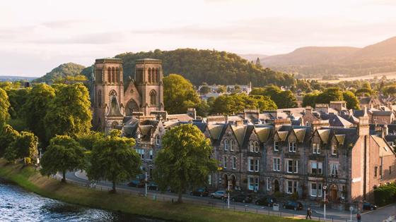 schotland_highlands_schotse-hooglanden_inverness_skyline_huizenrij_kathedraal_meer_boom_bos_wandelaar_getty