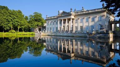 polen_warschau_lazienki-park_lazienki-paleis_vijver_GettyImages-154894684