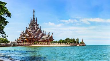 thailand_chonburi_pattaya_vakantie-pattaya_sanctuary-of-truth_aanzicht_zee_shutterstock