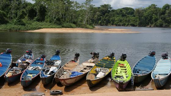 suriname_danpaati_havenatjonie_boten_man_rivier_f