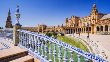 spanje_andalusie_sevilla_plaza-de-espana_plein_brug_gracht_shutterstock_649614043