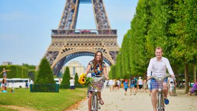 frankrijk_ile-de-france_parijs_eiffeltoren_stel_fietsen_shutterstock_302233922