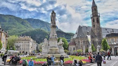 italie_trentino_bolzano_zuid-tirol_standbeeld_plein_kerk_dolomieten_bergen_mensen_pixabay