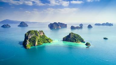 thailand_phuket_algemeen_zonvakantie-thailand_koh-yao-noi-eilanden_zee_tropische-rotsen_shutterstock