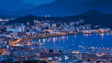 frankrijk_corsica_ajaccio_haven_boulevard_avond_GettyImages-159990022