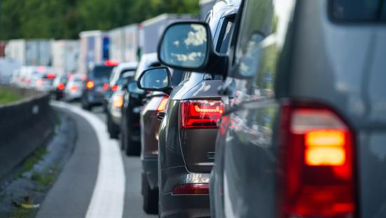 Verkeersdrukte vakantieverkeer (met caravan).
