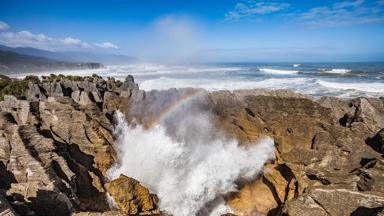 nieuw-zeeland_zuidereiland_paparoa-national-park_punakaiki-pancake-rocks_blowholes_regenboog_rotsen_shutterstock