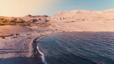 kroatie_dalmatie_pag_eiland_strand_mensen_zee_sfeer_getty