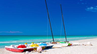 cuba_varadero_strand_zee_zeilboot_waterfiets_shutterstock_84118396