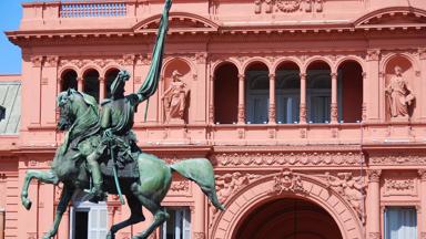 argentinie_buenos-aires_werkpaleis-president_roze-gebouw_standbeeld_b.jpg