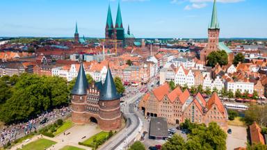 duitsland_noord-duitsland_lubeck_luebeck_stad_bovenaanzicht_holstentor_poort_toren_weg_publiek_getty