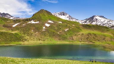 zwitserland_graubunden_davos_grunsee_meer_bergen_mensen_pixabay