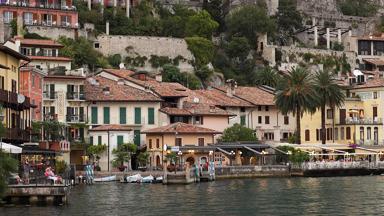 Frankrijk_Corsica_Porto-Vecchio_boulevard_kust_stad_terras_boten_gekleurde-huizen