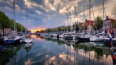 nederland_friesland_harlingen_haven_boten_zonsondergang_getty