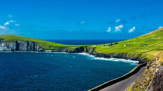 ierland_county-kerry_dingle_slea-head-drive_autoweg_kust_rots_zee_heuvel_getty