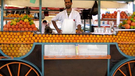 marokko_marrakech_straatbeeld_sinaasappelverkoper_w.jpg