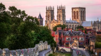 Engeland, Yorkshire, York, York Minster, stadsmuur - GettyImages-511785967