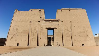 egypte_rode-zee_edfu_tempel-van-horus_vooraanzicht_b