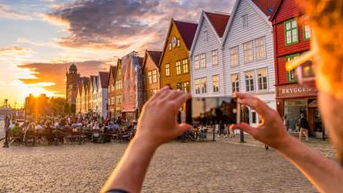 noorwegen_vestland_bergen_bryggen_hanzekade_houten-huizen_terras_mobiel_foto_zonsondergang_getty