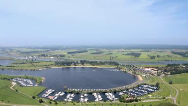 nederland-Gelderland-Eiland_van_Maurik-uitzicht-luchtfoto