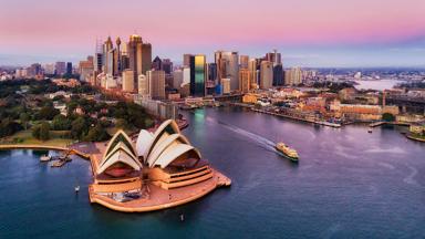 australie_new-south-wales_sydney_vakantie-sydney_zonsopgang-boven-sydney_skyline_boot_shutterstock