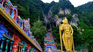 maleisie_kuala-lumpur_batu-caves_grot_trap_kleurrijk_boeddhabeeld_tempel_pixabay.jpg