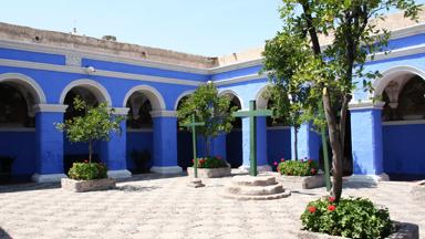 peru_arequipa_santa-catalina-klooster_blauw_binnenplaats_bomen_boemen_w.jpg