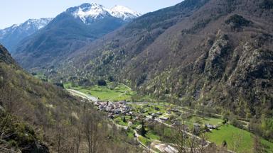 wandelrondreis_frankrijk_occitanie_pyreneeen_vallei_berg_sneeuw_shutterstock