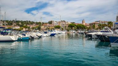 frankrijk_provence-cote-d-azur_sainte-maxime_haven_zeilboten_huizen_bomen_shutterstock