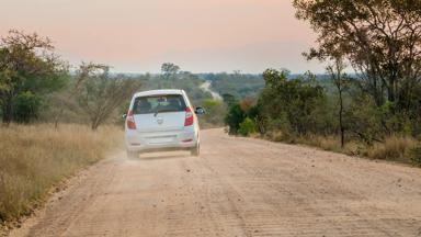 zuid-afrika_limpopo_kruger-park_auto_weg_shutterstock-502811782