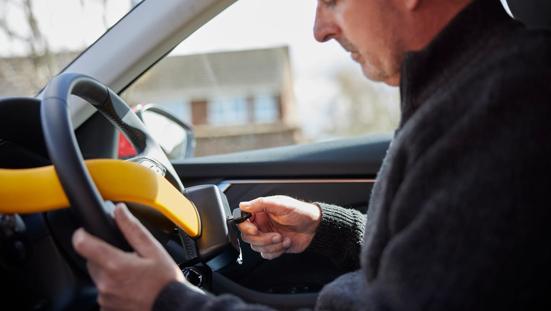 Een stuurslot beschermt ook tegen diefstal va  je airbag, iets dat erg veel voorkomt.