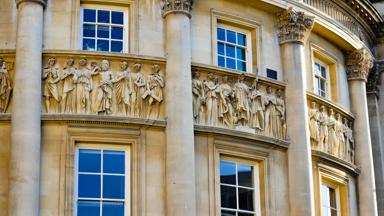 engeland_bath_gebouw_ornamenten_menselijke figuren_detail_pixabay