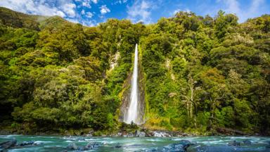 nieuw-zeeland_zuidereiland_haast-pass_thunder-creek-waterval_rivier_shutterstock_554111683