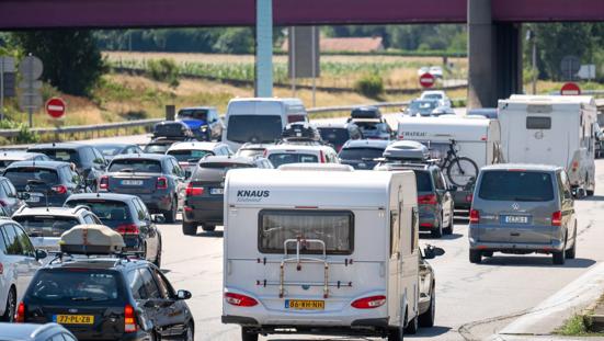 File, verkeersdrukte, vakantieverkeer in het buitenland.