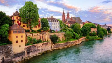 zwitserland_basel_skyline_oude-stad__rivier-de-rijn_kasteel_gekleurde-huizen_bomen_zonsondergang_shutterstock