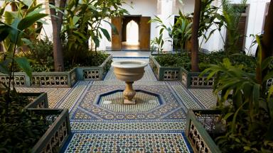 marokko_marrakech-safi_marrakesh_bahia-palace_paleis_fontein_mozaiek_bomen_b
