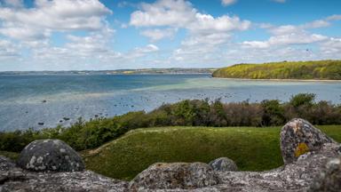 denemarken_midden-jutland_mols-bjerge-np_kalo-kasteel_ruine_zee_shutterstock_1724045692