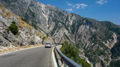 Fox_albanie_vlore_llogara-pas_autoroute_bergen_auto_unsplash