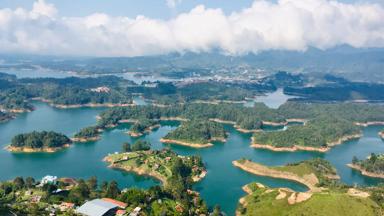 colombia_embalse-penol-guatape_landschap_f