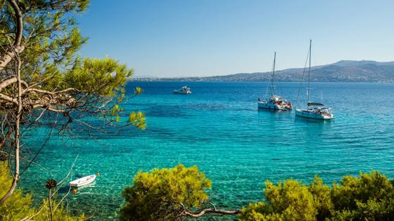 griekenland_attica_aegina_moni_eiland_zee_zeilboot_GettyImages-998933844