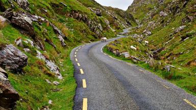 ierland_kerry_ring-of-kerry_autoroute_weg_heuvel_rots_schaap-op-weg_getty