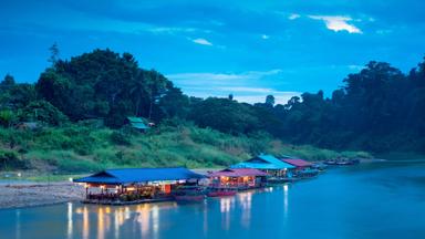 maleisie_west-maleisie_taman-negara_tahan_dorp_drijvende-restaurants_boten_avond_tembeling-rivier_1_kampioen-fotograaf-joris-van-drooge.jpg