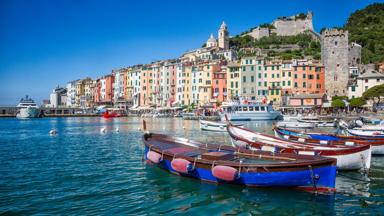 italie_ligurie_portovenere_porto-venere_boot_haven_stad_middeleeuws_toren_kleurrijk_getty