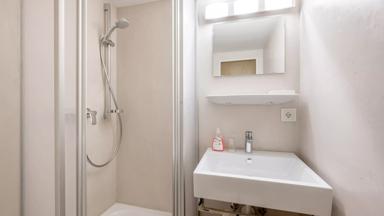 Oostenrijk_Kirchbichl_Hotel_Gasthof_Schroll_Eenpersoonskamer_Badkamer