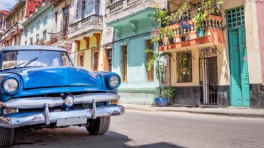 cuba_havana_oldtimer_auto_gekleurde-huizen_shutterstock_1114951313