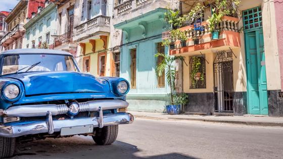 cuba_havana_oldtimer_auto_gekleurde-huizen_shutterstock_1114951313
