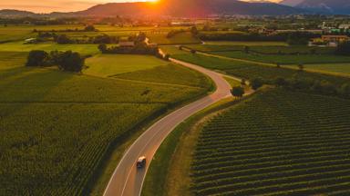 italie_lombardije_algemeen_onderweg_auto_weg_zonsondergang_getty